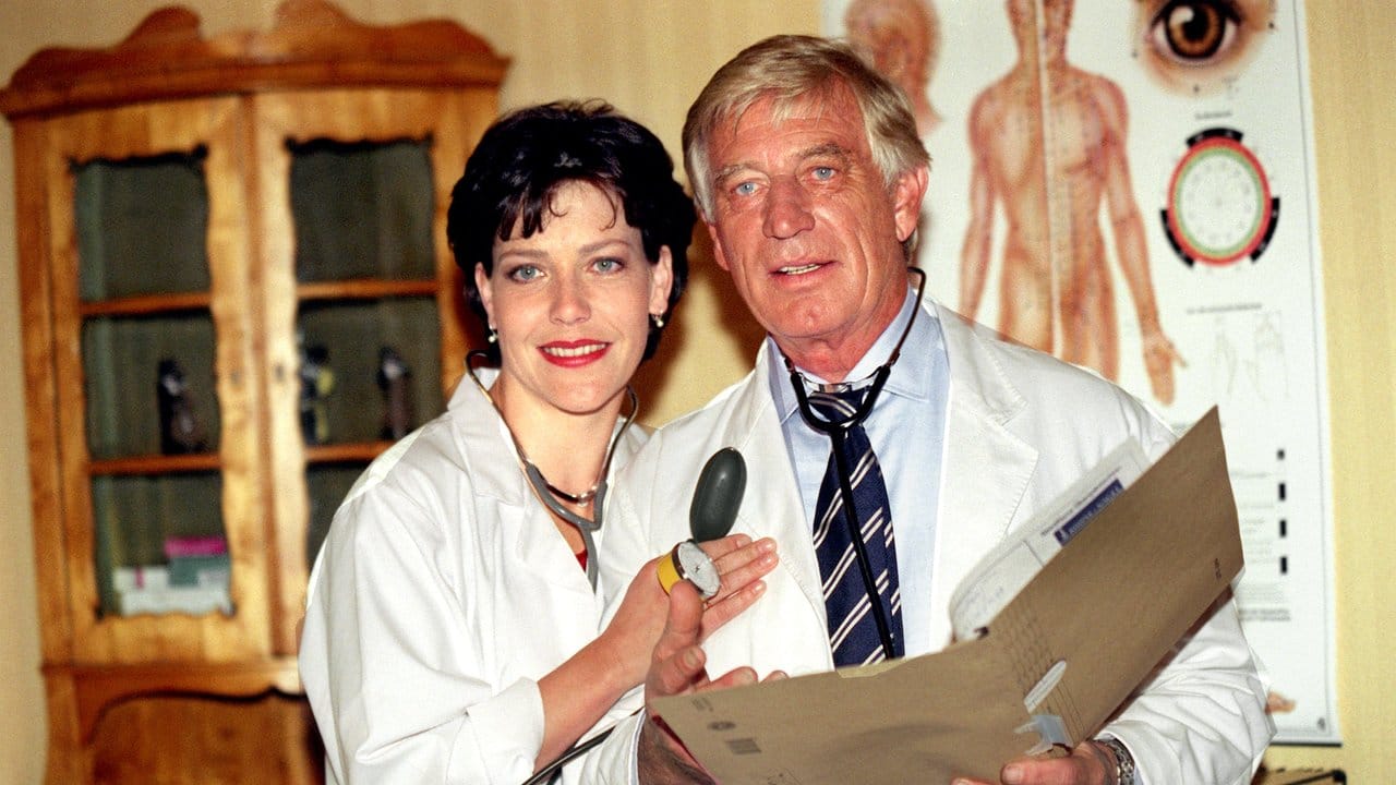 Schauspielerin Janina Hartwig und ihr Kollege Siegfried Rauch 1998 bei Dreharbeiten zur ARD-Serie "Bei aller Liebe". Schauspielerin Janina Hartwig und ihr Kollege Siegfried Rauch 1998 bei Dreharbeiten zur ARD-Serie "Bei aller Liebe".