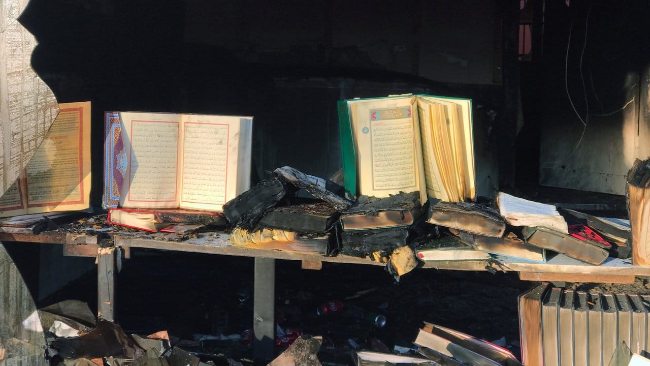 Feuer in Berliner Moschee: Nach ersten Erkenntnissen soll es sich um einen Brandanschlag handeln. Feuer in Berliner Moschee: Nach ersten Erkenntnissen soll es sich um einen Brandanschlag handeln.