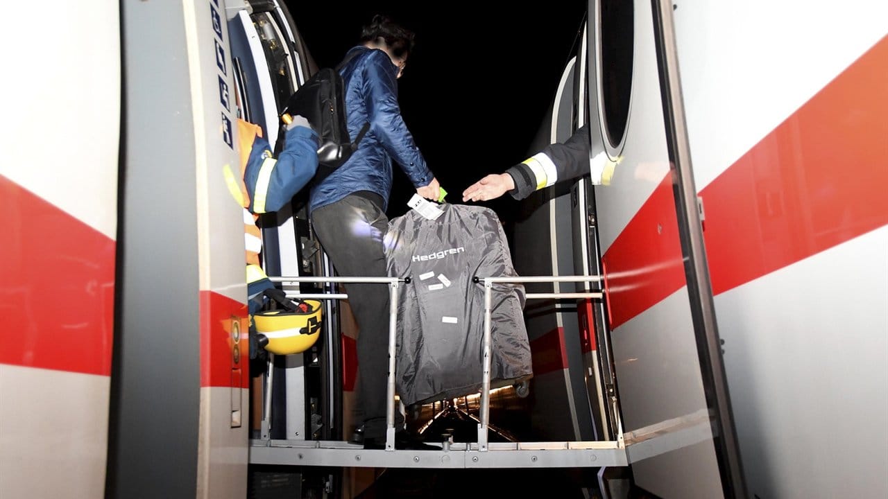 Die Passagiere stiegen in einen zweiten Zug um. Die Passagiere stiegen in einen zweiten Zug um.