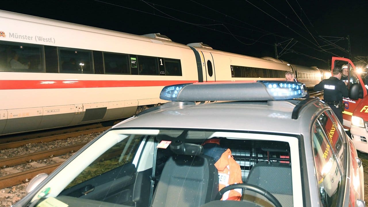 Die Evakuierung des Zuges dauerte bis spät in den Abend, weil der Brückenbereich nicht einfach zugänglich war. Die Evakuierung des Zuges dauerte bis spät in den Abend, weil der Brückenbereich nicht einfach zugänglich war.