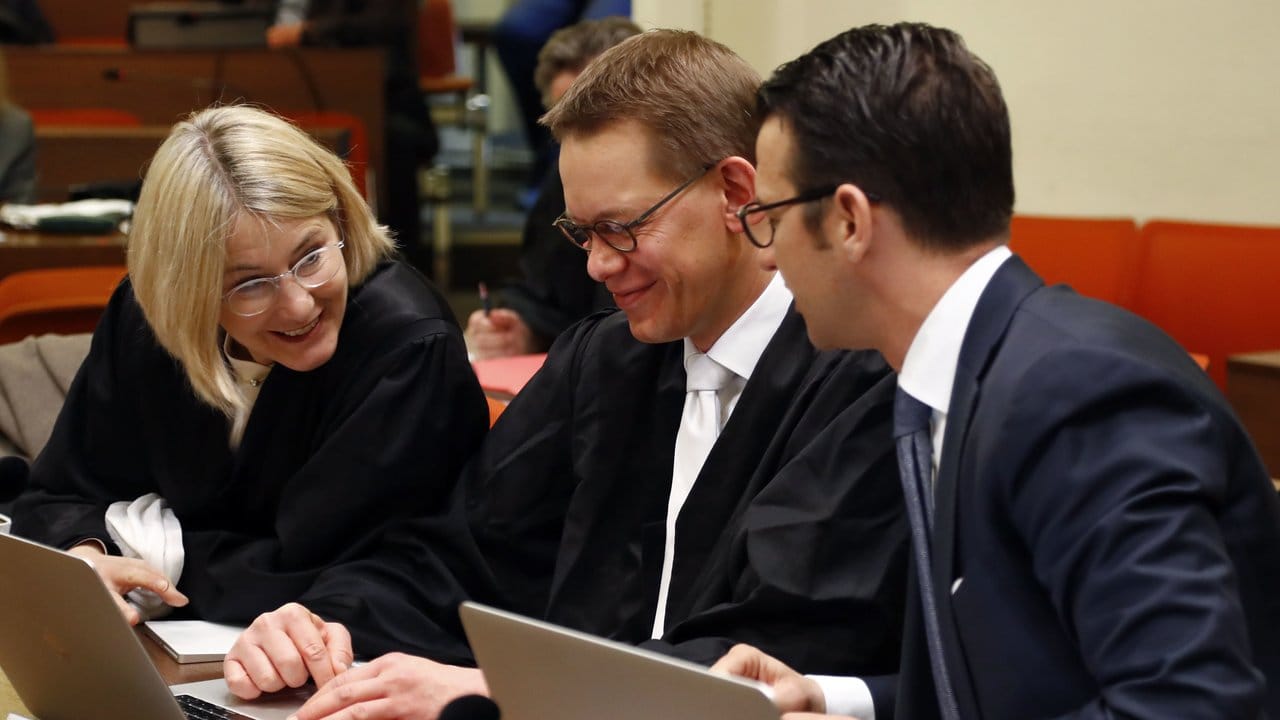 Der Senat lehnte die Entpflichtung der drei Zschäpe-Pflichtverteidiger Anja Sturm, Wolfgang Heer (M) und Wolfgang Stahl ab. Der Senat lehnte die Entpflichtung der drei Zschäpe-Pflichtverteidiger Anja Sturm, Wolfgang Heer (M) und Wolfgang Stahl ab.