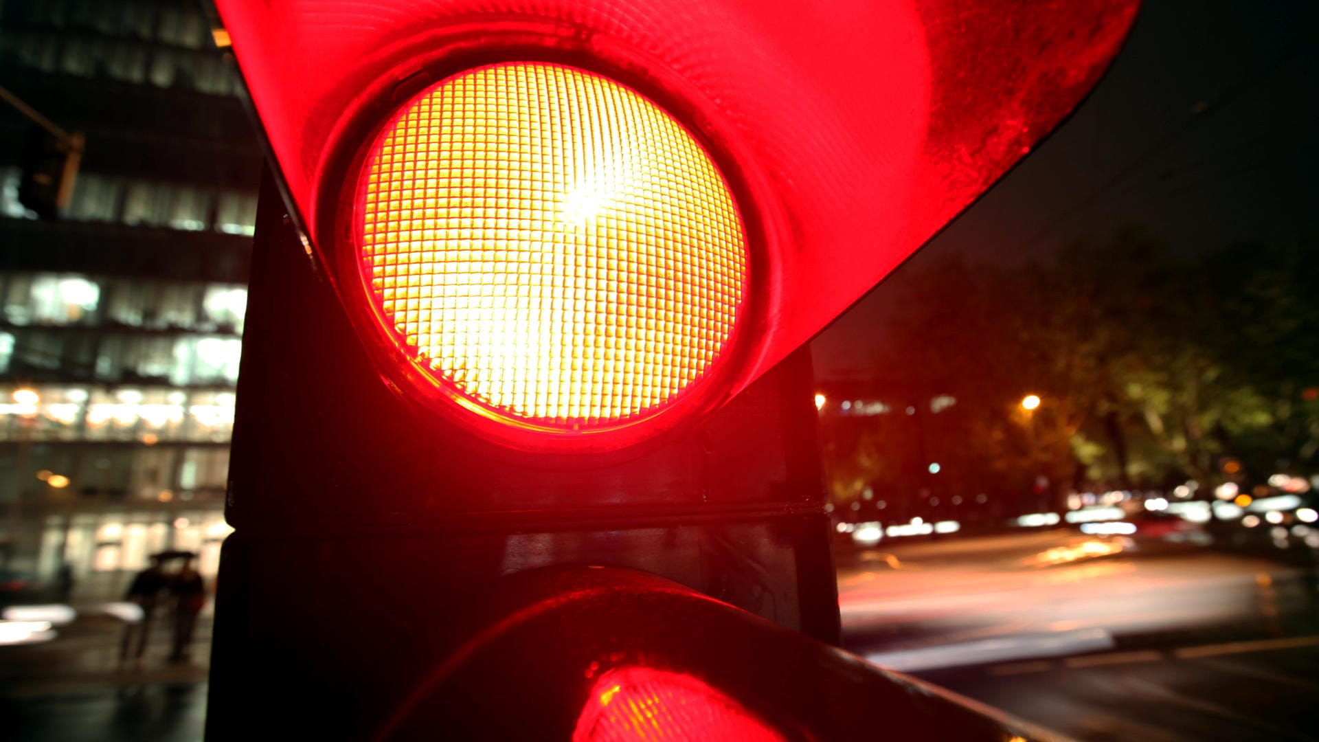 Rotphase an einer Kreuzung in Düsseldorf. Künftig können Ampeln unter anderem den Autos mitteilen, wann sie umschalten. Das Auto dann automatisch passt sein Tempo an und spart dadurch Sprit.