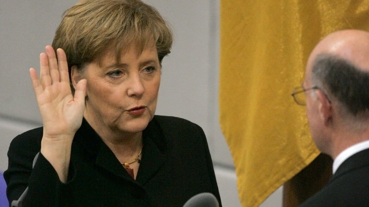 Angela Merkel legt 2005 den Amtseid vor Bundestagspräsident Norbert Lammert ab.