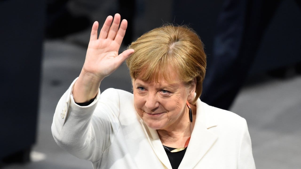 Trotz des anfangs innerparteilich starken Widerstands gegen eine große Koalition rechnet zum Beispiel SPD-Generalsekretär Lars Klingbeil mit einer klaren Mehrheit für eine Wiederwahl Merkels. Trotz des anfangs innerparteilich starken Widerstands gegen eine große Koalition rechnet zum Beispiel SPD-Generalsekretär Lars Klingbeil mit einer klaren Mehrheit für eine Wiederwahl Merkels.