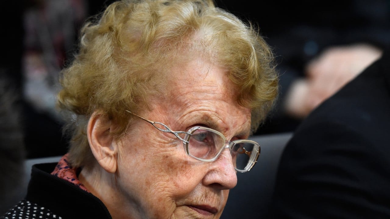 Merkels Mutter Herlind Kasner kam ebenfalls ins Parlament - wie bei den drei vorangegangenen Wahlen Merkels zur Kanzlerin. Merkels Mutter Herlind Kasner kam ebenfalls ins Parlament - wie bei den drei vorangegangenen Wahlen Merkels zur Kanzlerin.