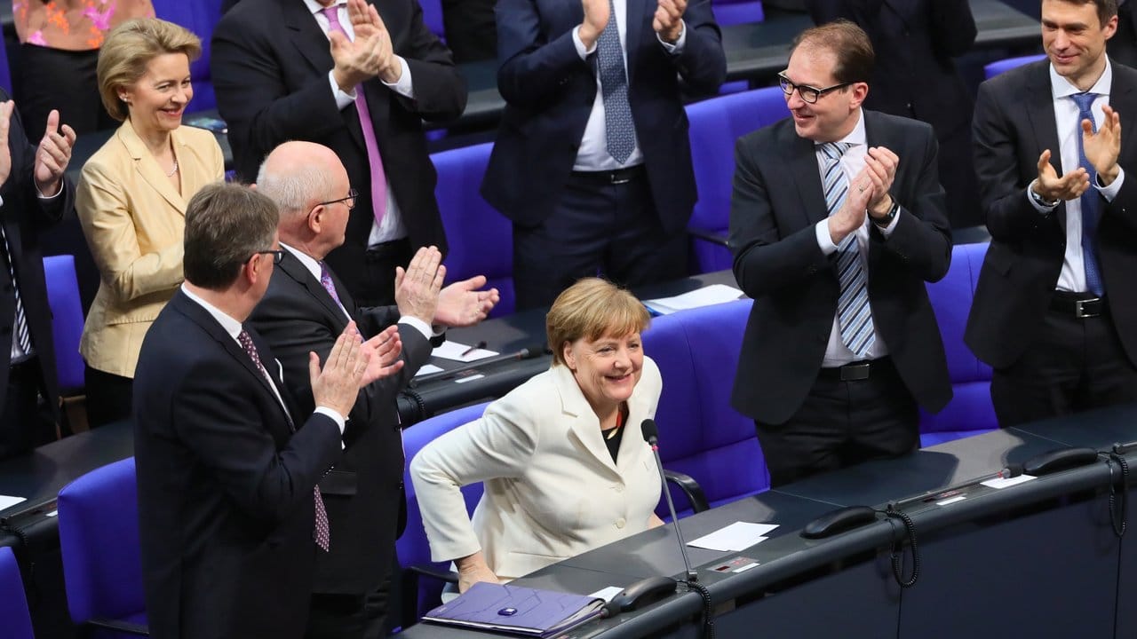 Angela Merkel ist zum vierten Mal zur Bundeskanzlerin gewählt worden. Angela Merkel ist zum vierten Mal zur Bundeskanzlerin gewählt worden.