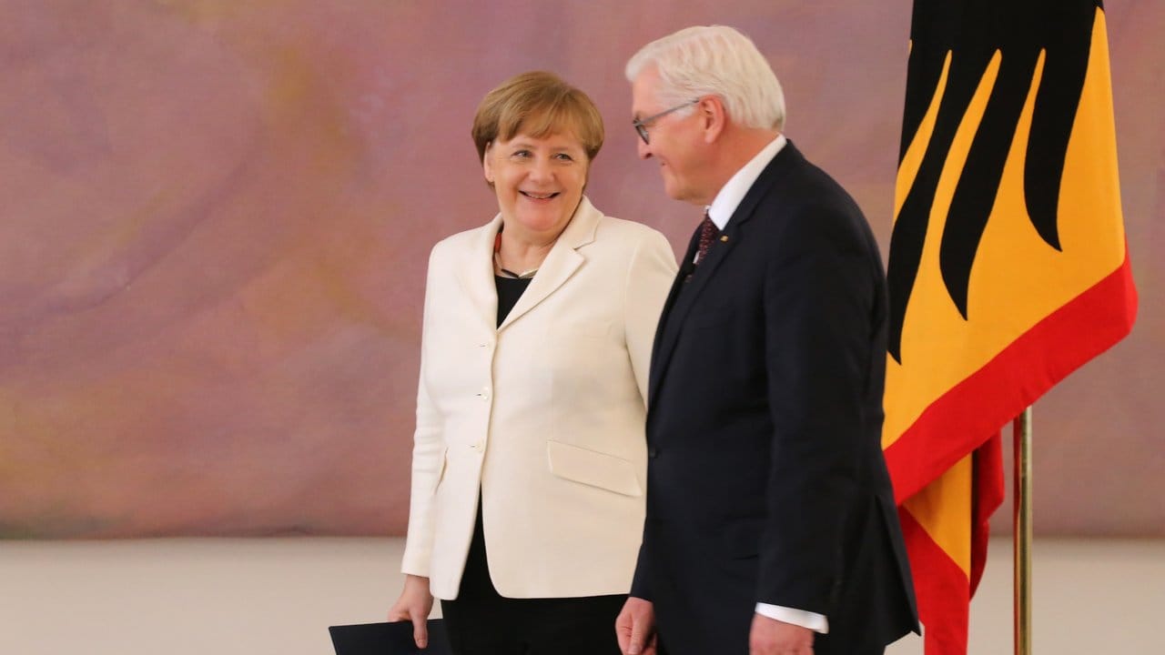 Nach ihrer Wahl im Bundestag hat Bundespräsident Frank-Walter Steinmeier die CDU-Vorsitzende Angela Merkel zur Bundeskanzlerin ernannt. Nach ihrer Wahl im Bundestag hat Bundespräsident Frank-Walter Steinmeier die CDU-Vorsitzende Angela Merkel zur Bundeskanzlerin ernannt.