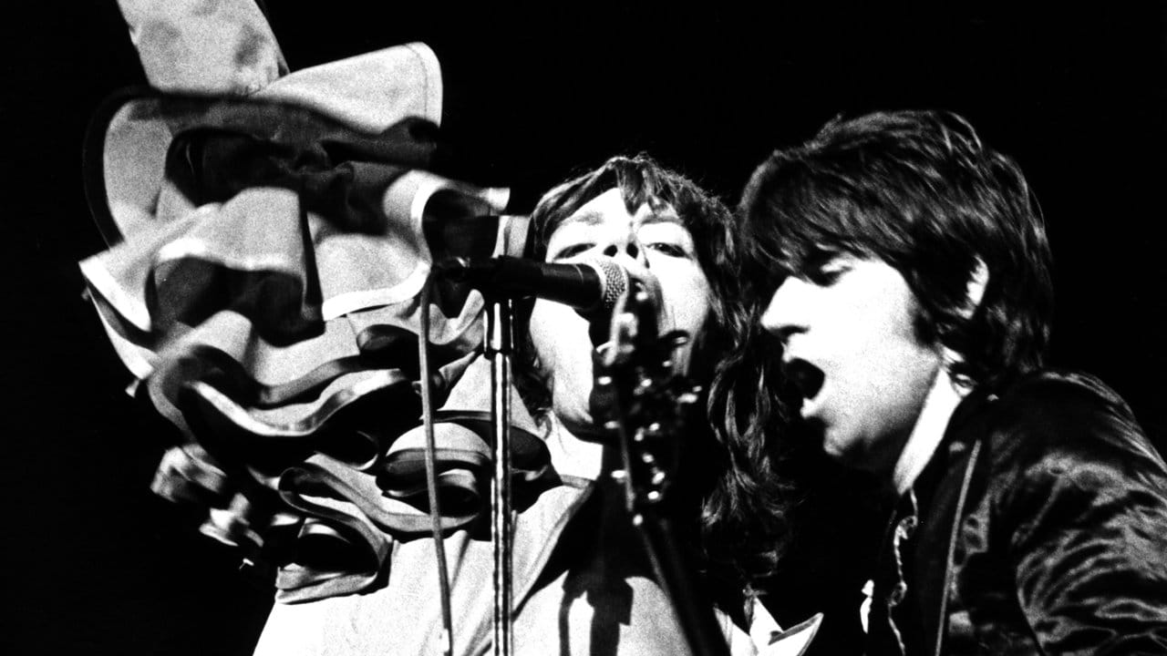 Mick Jagger (l) und Keith Richards 1976 auf der Bühne in Frankfurt am Main.
