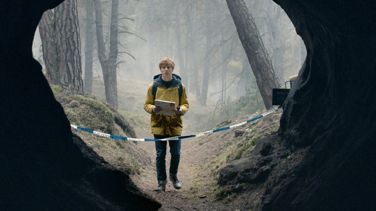 Schauspieler Louis Hofmann in einer Szene der deutschen Netflix-Serie "Dark" (Folge 1).