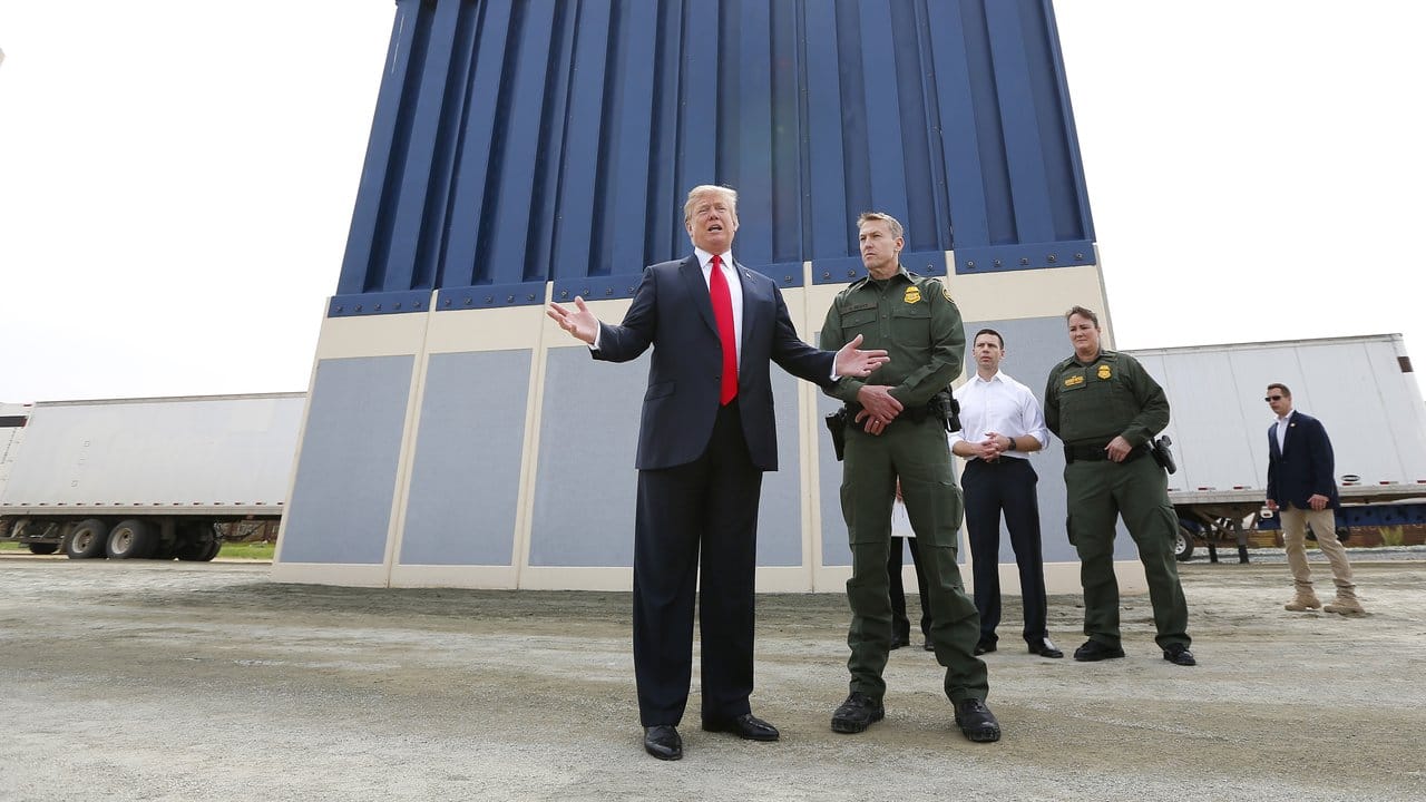 US-Präsident Donald Trump besichtigt in der Nähe des Grenzübergangs Otay Mesa in San Diego County Prototypen der Grenzmauer zu Mexiko.