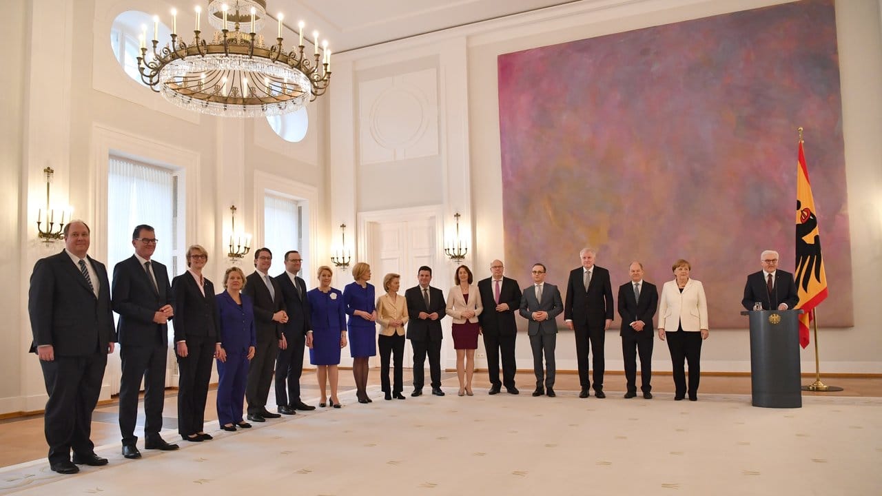 Bei einer Zeremonie im Schloss Bellevue überreichte das Staatsoberhaupt den 15 Ministerinnen und Ministern die Ernennungsurkunden. Bei einer Zeremonie im Schloss Bellevue überreichte das Staatsoberhaupt den 15 Ministerinnen und Ministern die Ernennungsurkunden.