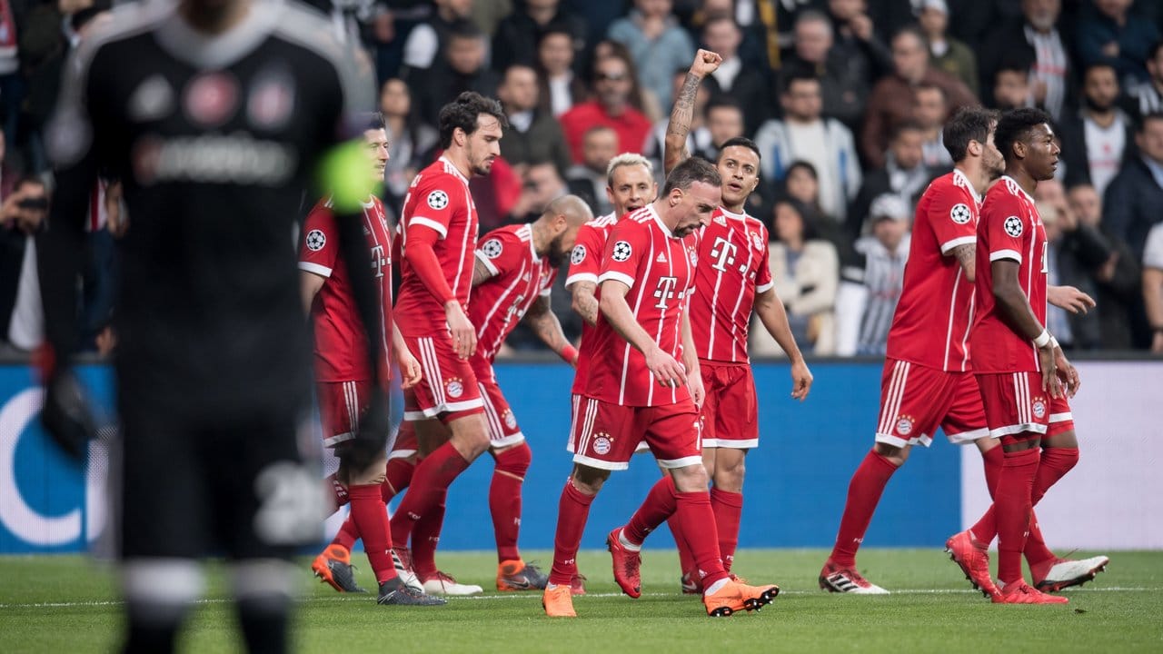 Die Spieler von Bayern München feiern das Tor zum 1:0 gegen Besiktas Istanbul durch Thiago.
