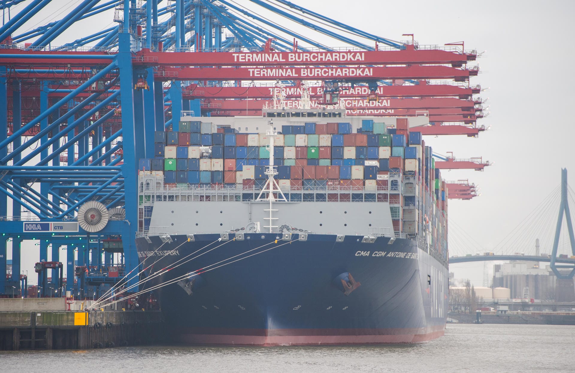 Nach Angaben des Hafens schlägt die "CMA CGM Antoine de Saint Exupéry" mit einer maximalen Ladekapazität von 20.600 Standardcontainern (TEU) den bisherigen Rekordhalter "Munich Maersk" (20.568 TEU.)