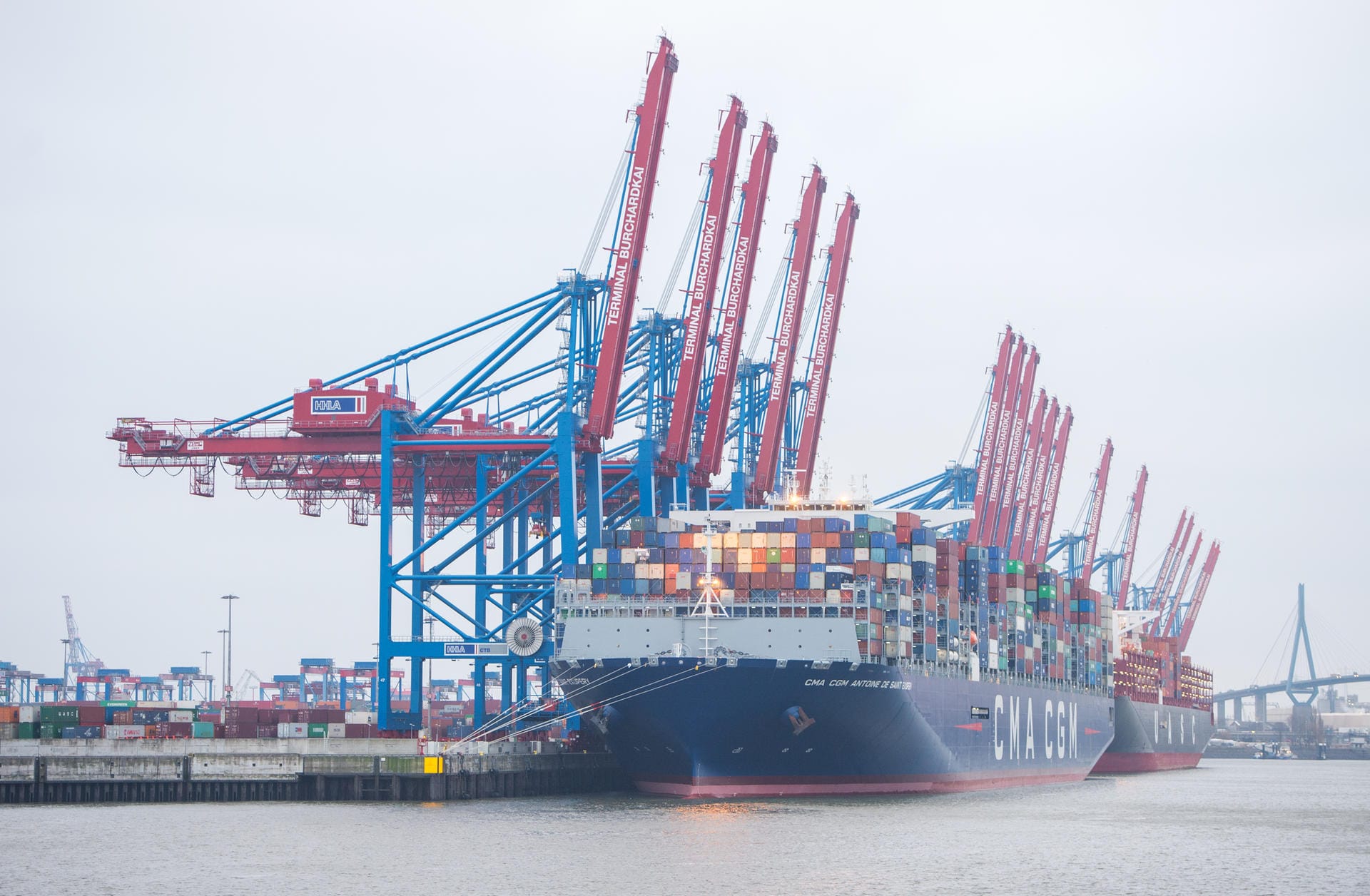 Das Containerschiff «Antoine de Saint Exupery» der Reederei "CMA CGM" liegt am Containerterminal Burchardkai. Das bisher größte Containerschiff in der Geschichte des Hamburger Hafens hat am Donnerstagmorgen am Terminal festgemacht.