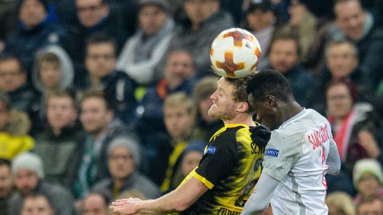 Dortmunds André Schürrle (l) und Diadie Samassekou vom FC Salzburg im Kopfballduell.