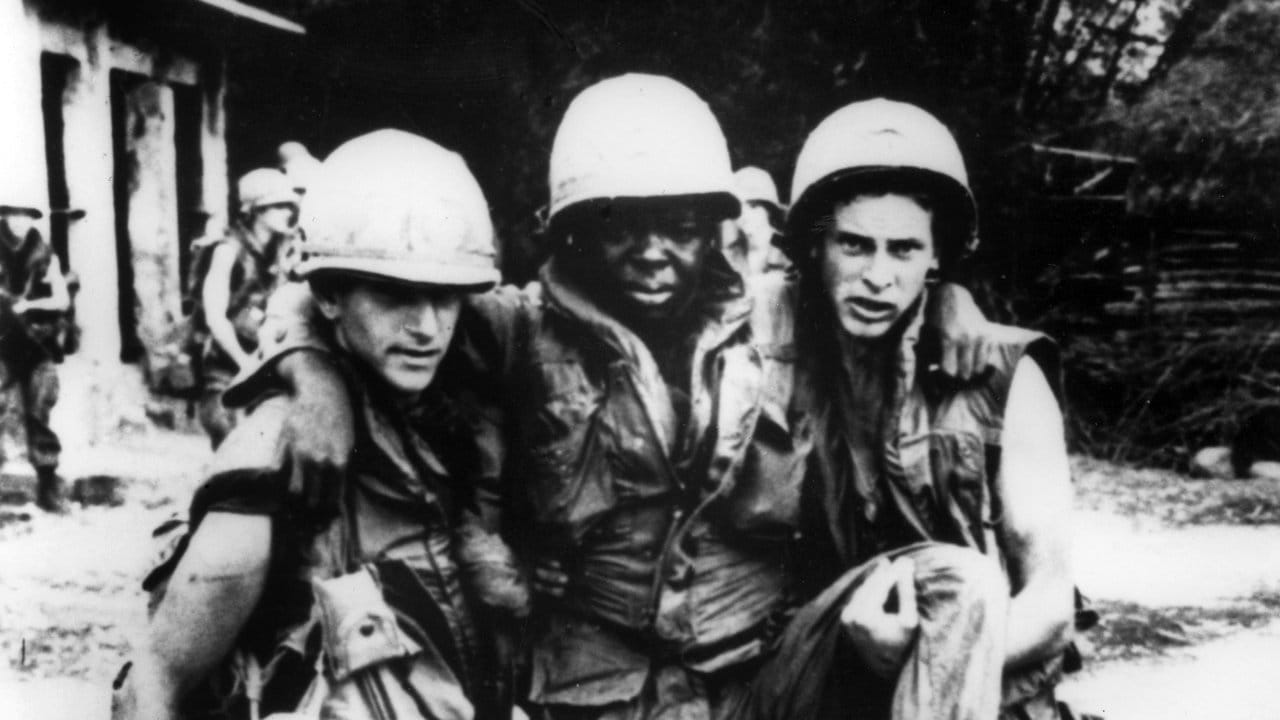 Ein verletzter US-Soldat, der sich selber in den Fuß geschossen haben soll, wird in My Lai zum Hubschrauber gebracht. Ein verletzter US-Soldat, der sich selber in den Fuß geschossen haben soll, wird in My Lai zum Hubschrauber gebracht.