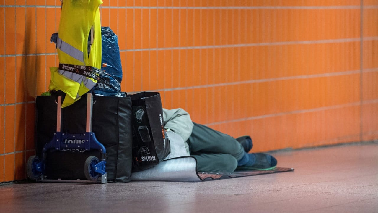 Ein Obdachloser schläft in Stuttgart in einer Unterführung.