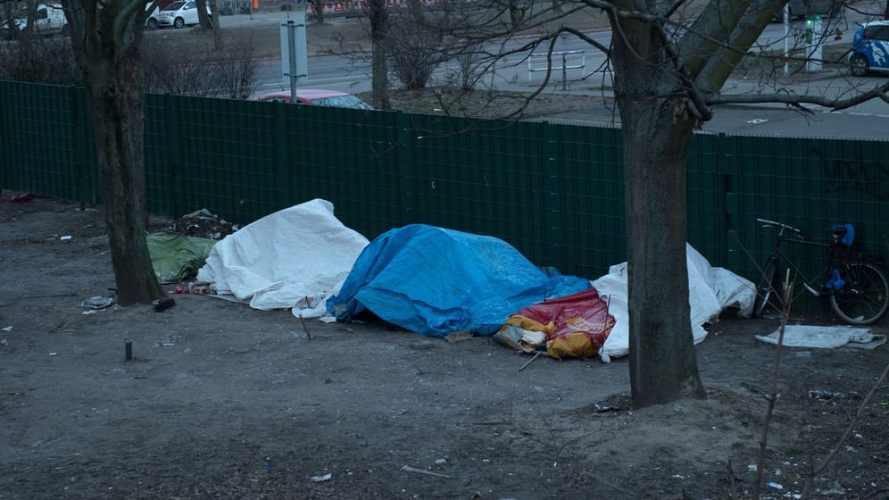 Obdachlose haben in der Nähe des Berliner Ostbahnhofs ihre Zelte aufgebaut.