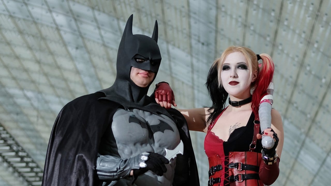 Die Cosplayer Dominik Scheffner (l) als Batman und Ronja Baarts als Harley Quinn.