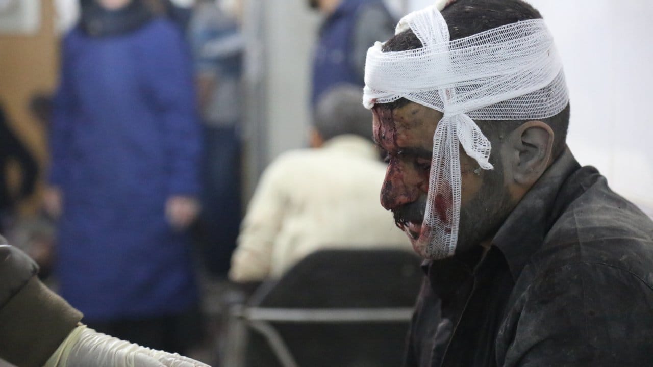 Ein Syrer erhält Erste Hilfe in einem Behelfskrankenhaus, nachdem er während eines Luftangriffs durch die syrische Armee verwundet wurde.