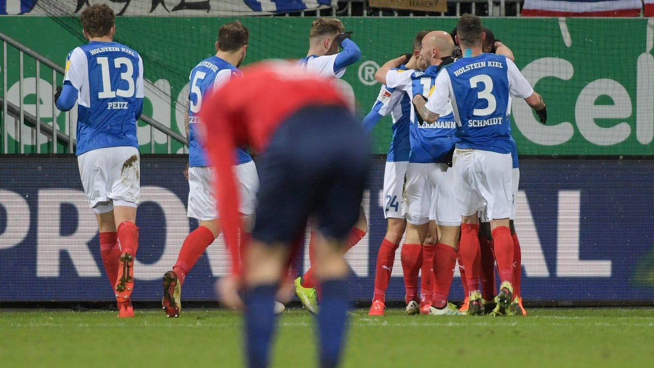 Die Spieler von Holstein Kiel feiern den Treffer zum 2:0 gegen den FC Heidenheim.