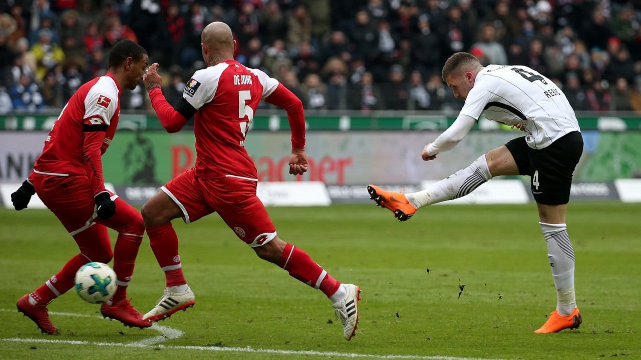Der Frankfurter Ante Rebic (r) erzielte bereits kurz vor der Pause das 3:0 gegen Mainz.