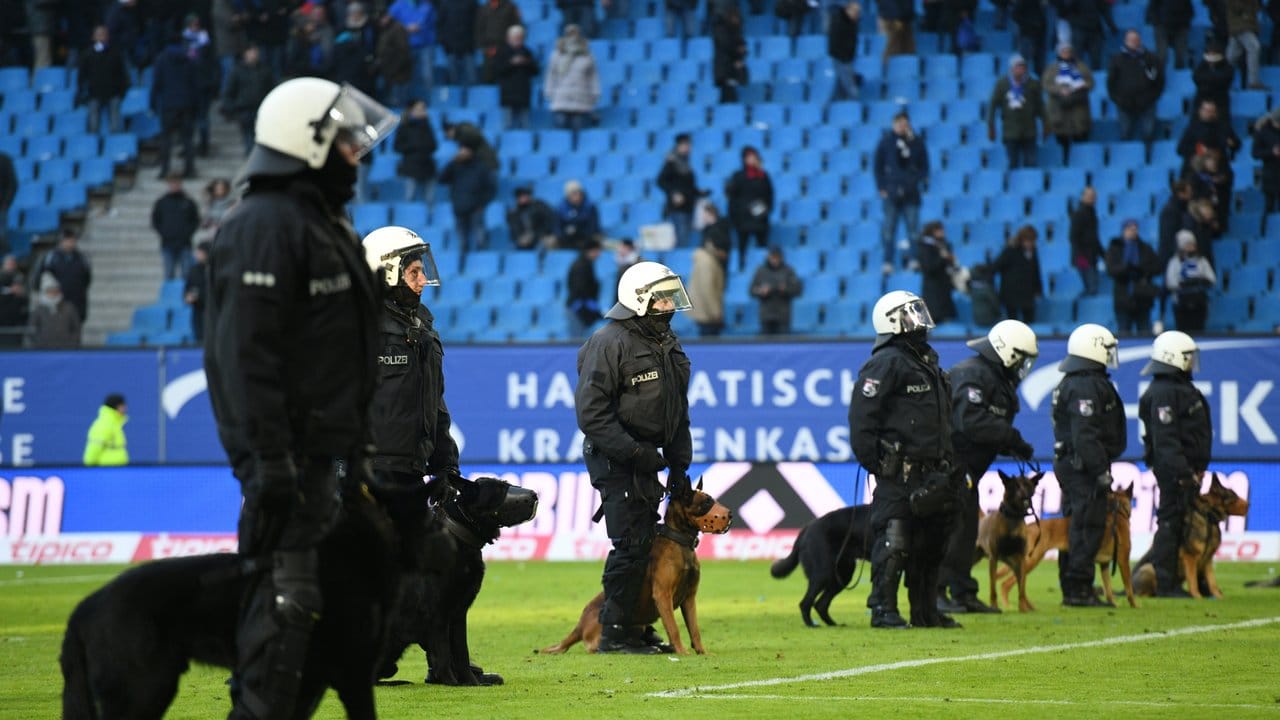 Polizisten mit Hunden stehen im Volksparkstadion nach dem Spiel bereit um einen Platzsturm zu verhindern.