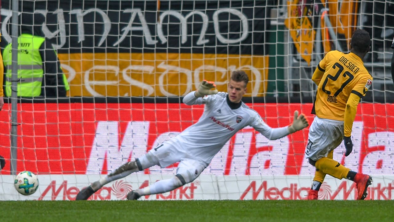 Moussa Kone (r) von Dyanmo Dresden trifft bei einem Elfmeter zum 2:1 gegen Ingolstadt in das Tor von Schanzer-Keeper Rjan Nyland.
