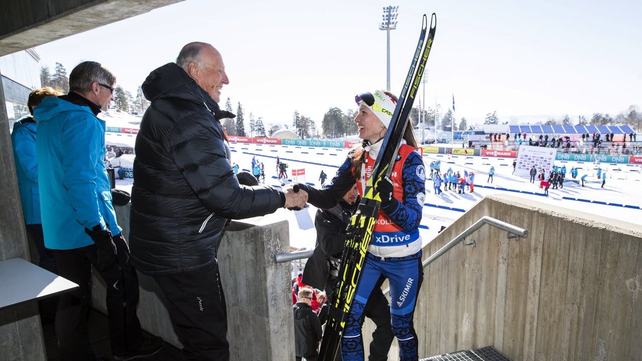 Norwegens König Harald (M) gratuliert Darja Domratschewa aus Weißrussland nach dem Verfolguns-Rennen.