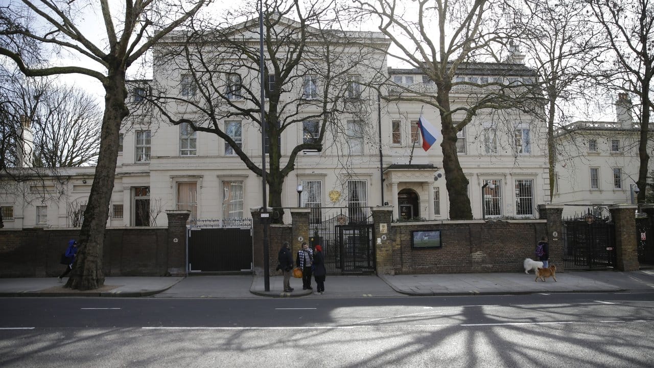 Die russische Botschaft in London.