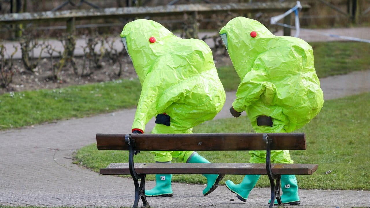 Einsatzkräfte laufen in Schutzanzügen durch den Park, in dem der frühere Doppelagent Sergei Skripal und seine Tochter mit Vergiftungserscheinungen aufgefunden wurden. Einsatzkräfte laufen in Schutzanzügen durch den Park, in dem der frühere Doppelagent Sergei Skripal und seine Tochter mit Vergiftungserscheinungen aufgefunden wurden.