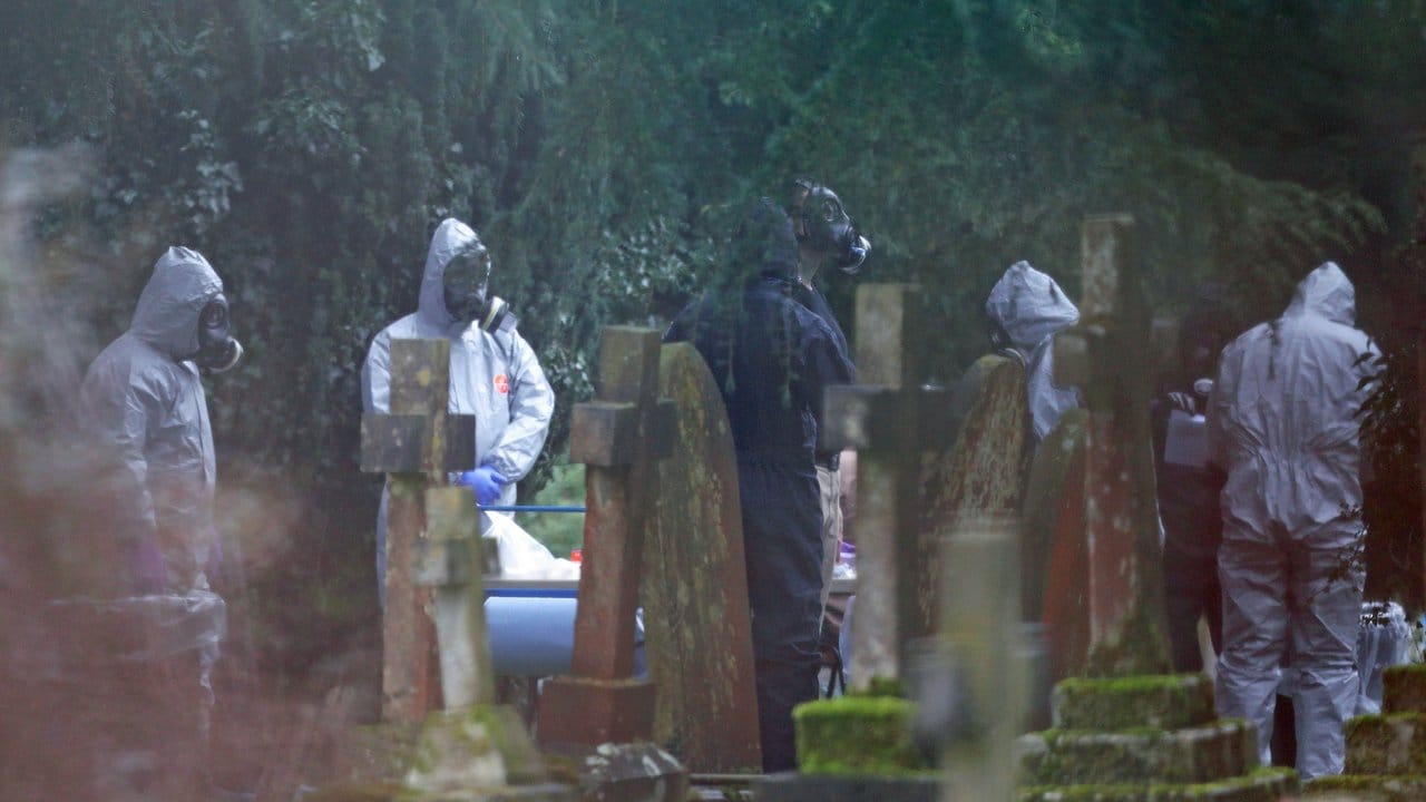 Ermittler auf dem London Road Friedhof nahe der Grabstätte von A. Ermittler auf dem London Road Friedhof nahe der Grabstätte von A.