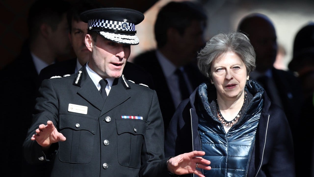 Premierministerin Theresa May, im Gespräch mit Kier Pritchard von der Polizei Wiltshire. Premierministerin Theresa May, im Gespräch mit Kier Pritchard von der Polizei Wiltshire.