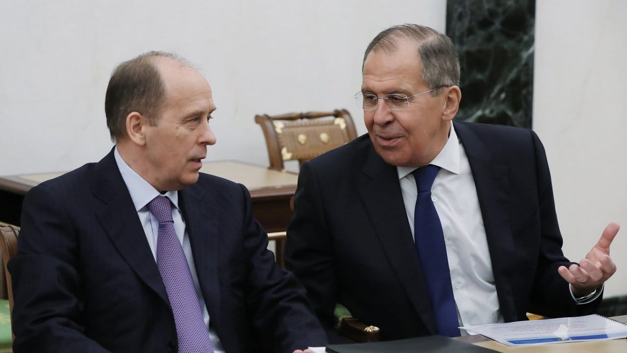 Sergej Lawrow (r) und Alexander Bortnikow, Leiter des russischen Inlandsgeheimdienstes FSB. Sergej Lawrow (r) und Alexander Bortnikow, Leiter des russischen Inlandsgeheimdienstes FSB.