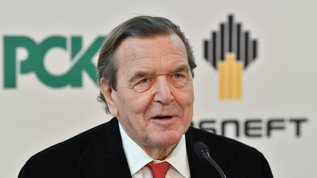 Steht wegen seiner Verbindungen nach Russland in der Kritik: Altkanzler Gerhard Schröder. Steht wegen seiner Verbindungen nach Russland in der Kritik: Altkanzler Gerhard Schröder.
