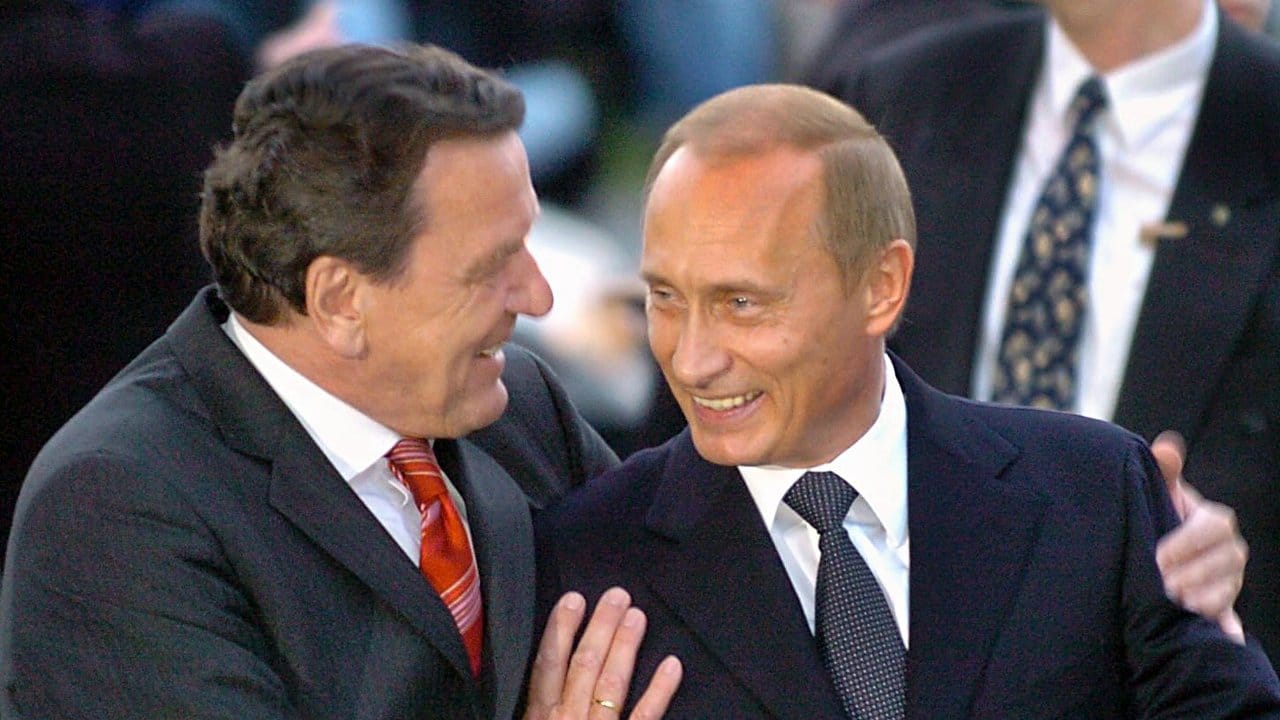 Alte Freunde: Gerhard Schröder begrüßt im April 2004 Wladimir Putin in Hannover. Alte Freunde: Gerhard Schröder begrüßt im April 2004 Wladimir Putin in Hannover.