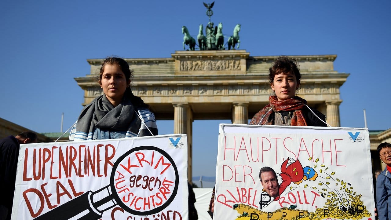 Protest gegen die guten Beziehungen des Altkanzlers zu Wladimir Putin: "Lupenreiner Deal Herr Schröder Krim gegen Aufsichtsrat". Protest gegen die guten Beziehungen des Altkanzlers zu Wladimir Putin: "Lupenreiner Deal Herr Schröder Krim gegen Aufsichtsrat".