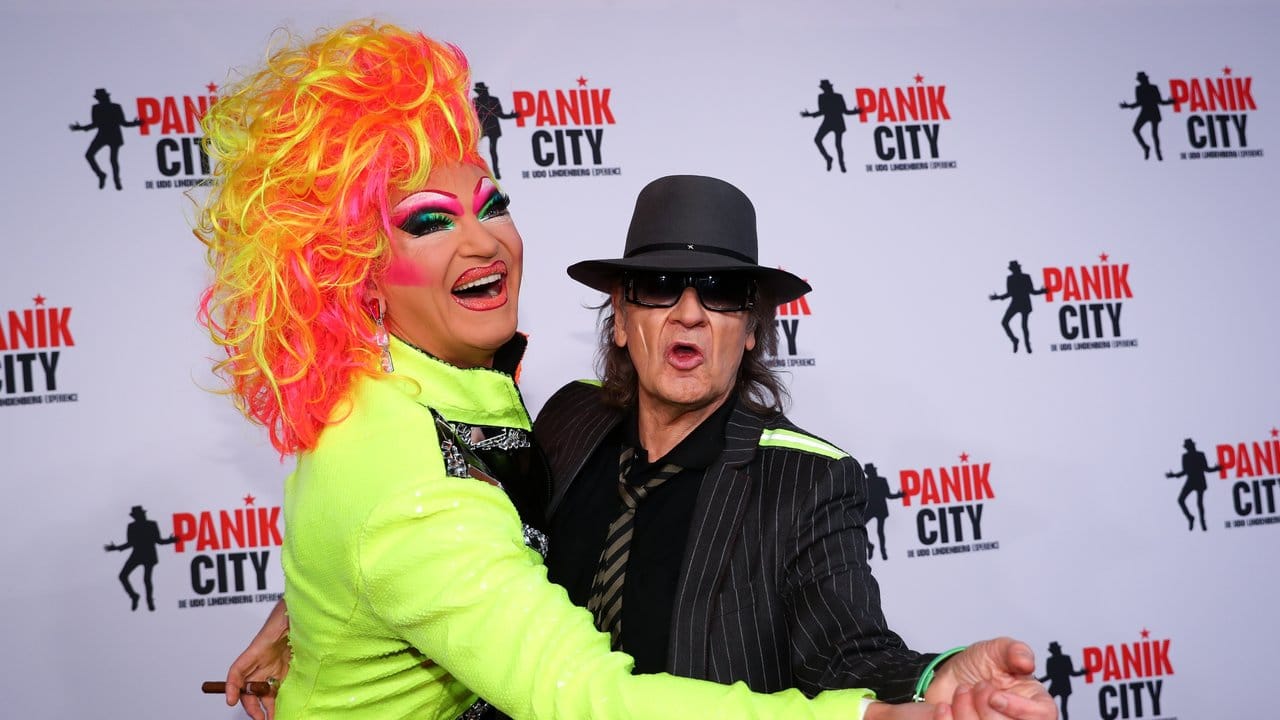 Udo Lindenberg und Drag Queen Olivia Jones wagen ein Panik-Tänzchen.