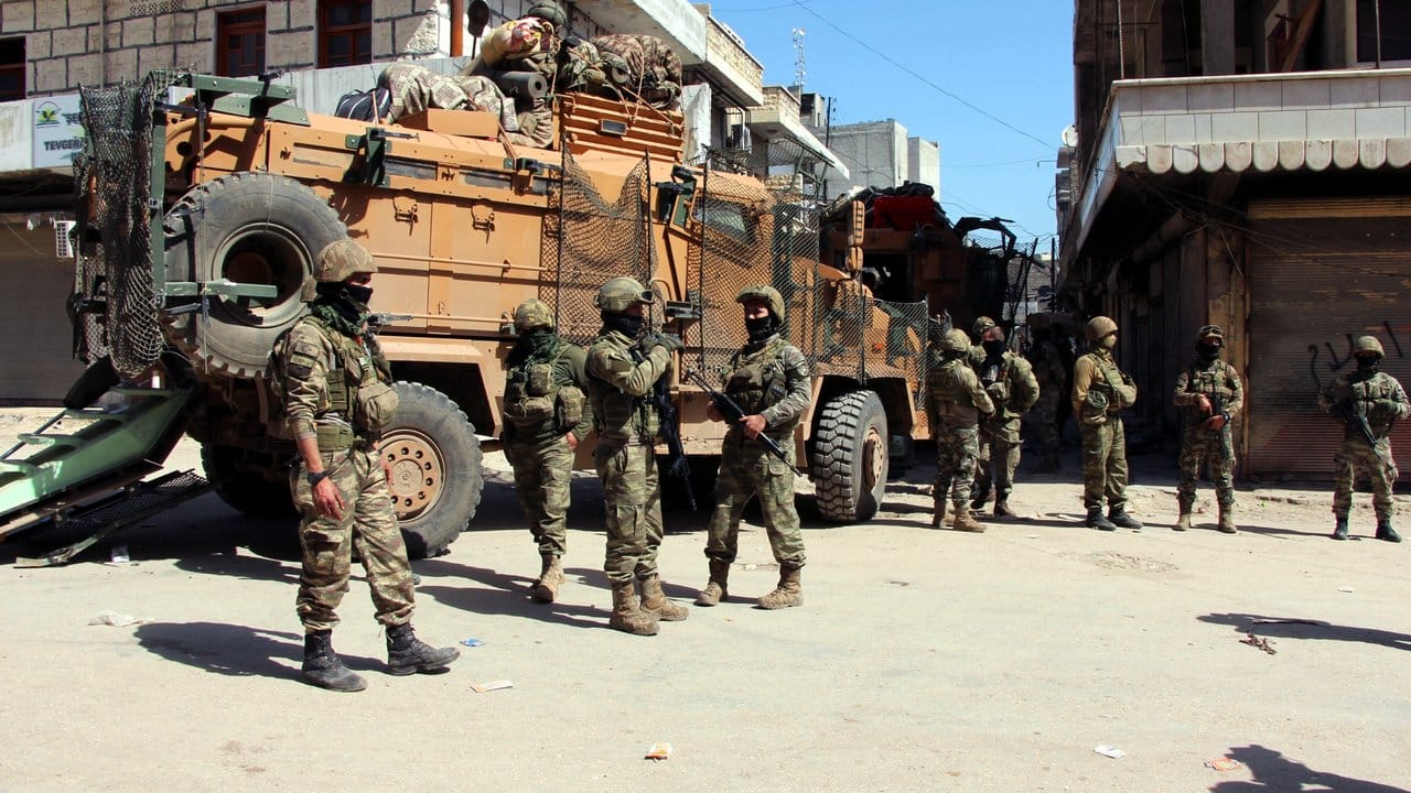 Türkische Soldaten im Stadtzentrum von Afrin.