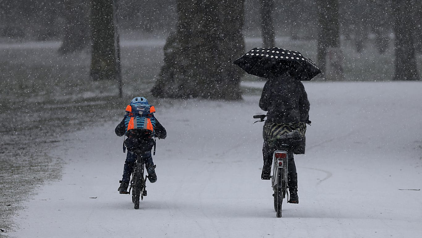 Schneefall in Köln: Bundesweit mussten Pendler sich zum Frühlingsanfang durch Schneegestöber kämpfen.