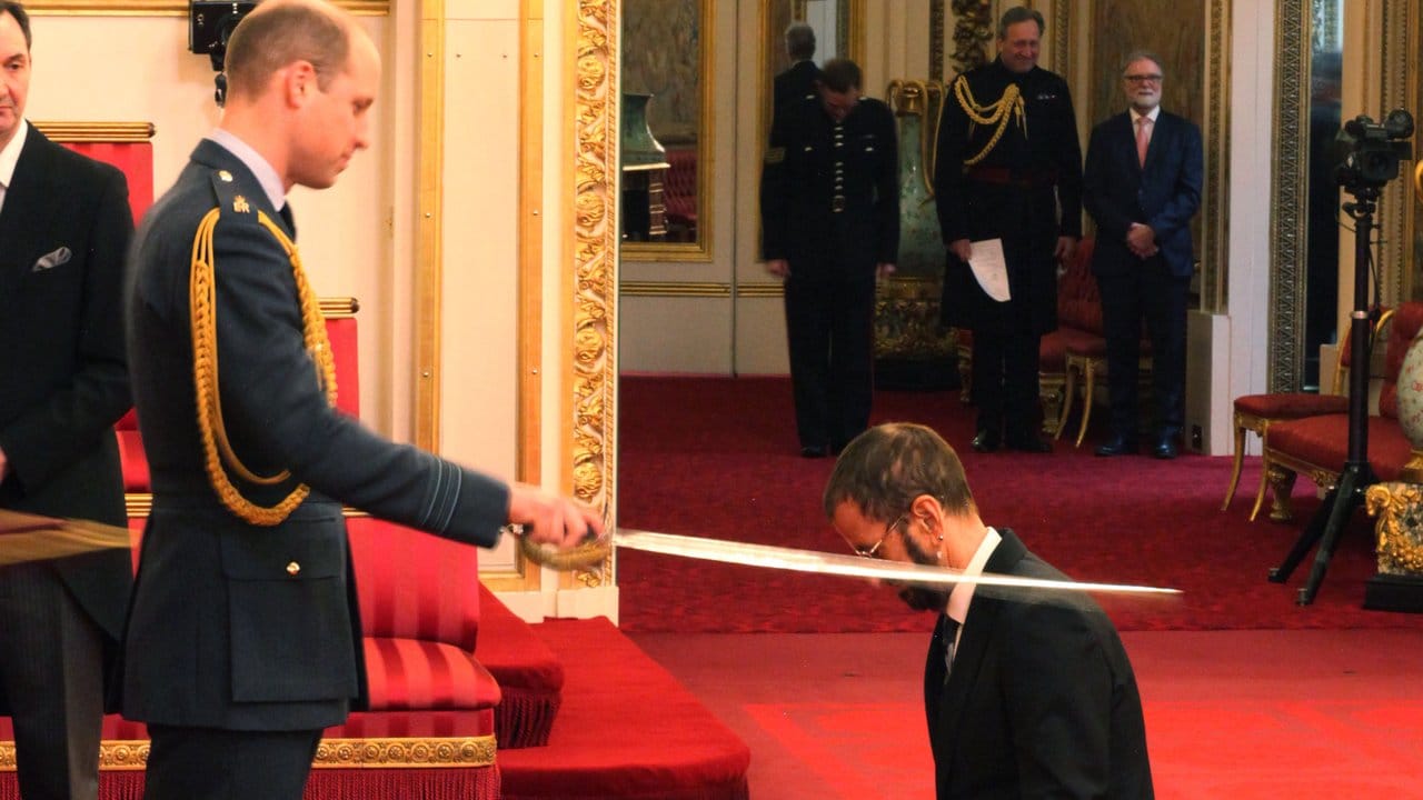 Ex-Beatle Ringo Starr (r) wurde von Prinz William im Buckingham-Palast zum Ritter geschlagen.