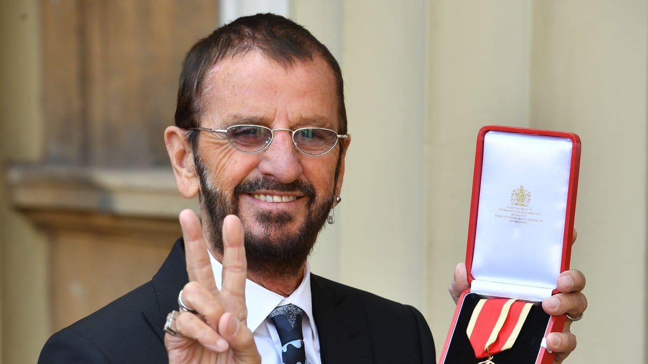 Ex-Beatle Ringo Starr mit seiner Auszeichnung in London.