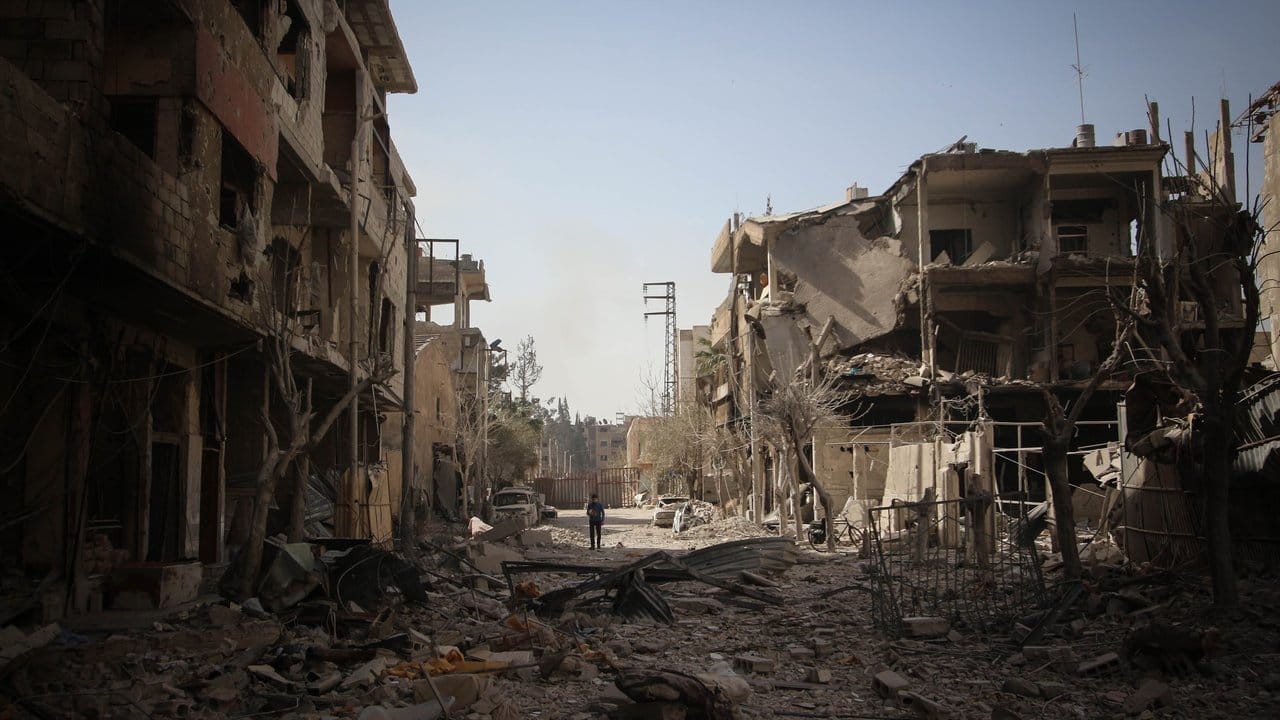Ganze Straßenzüge liegen in Trümmern nach den Luftangriffen auf die Rebellenhochburg vor den Toren der Hauptstadt Damaskus.