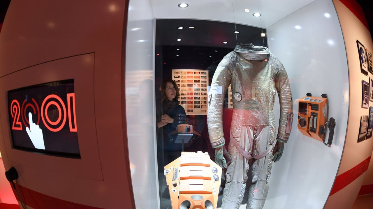 Das Exponat "Mondbasis Raumanzug" in der Ausstellung "Kubricks 2001. Das Exponat "Mondbasis Raumanzug" in der Ausstellung "Kubricks 2001.