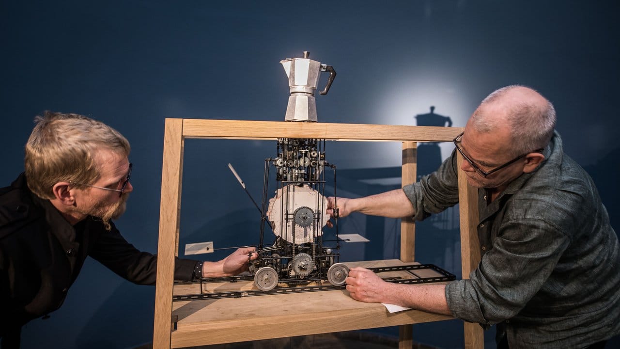 Mitarbeiter des südafrikanische Künstlers William Kentridge montieren im Skulpturenmuseum Liebieghaus dessen Werk "Coffee Pot".