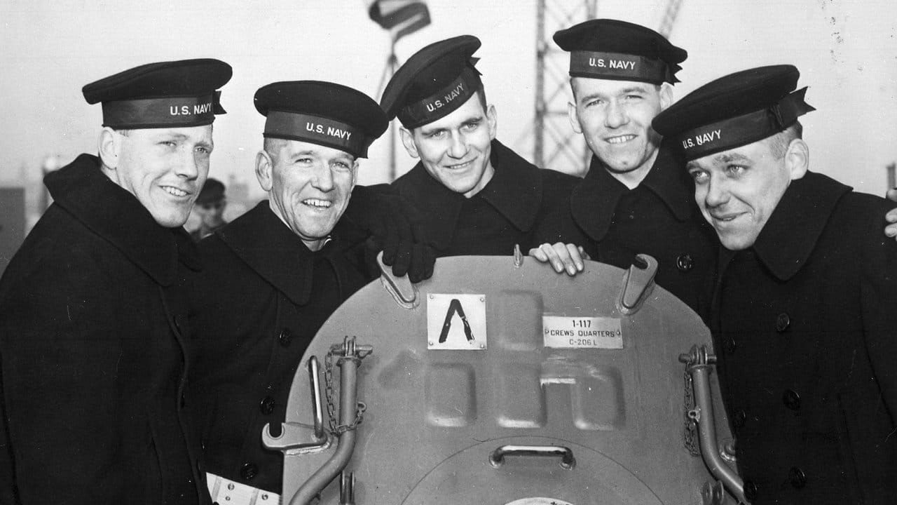 Die fünf Sullivan-Brüder am Bord des US-Marine Schiffes "USS Juneau" im Februar 1942.