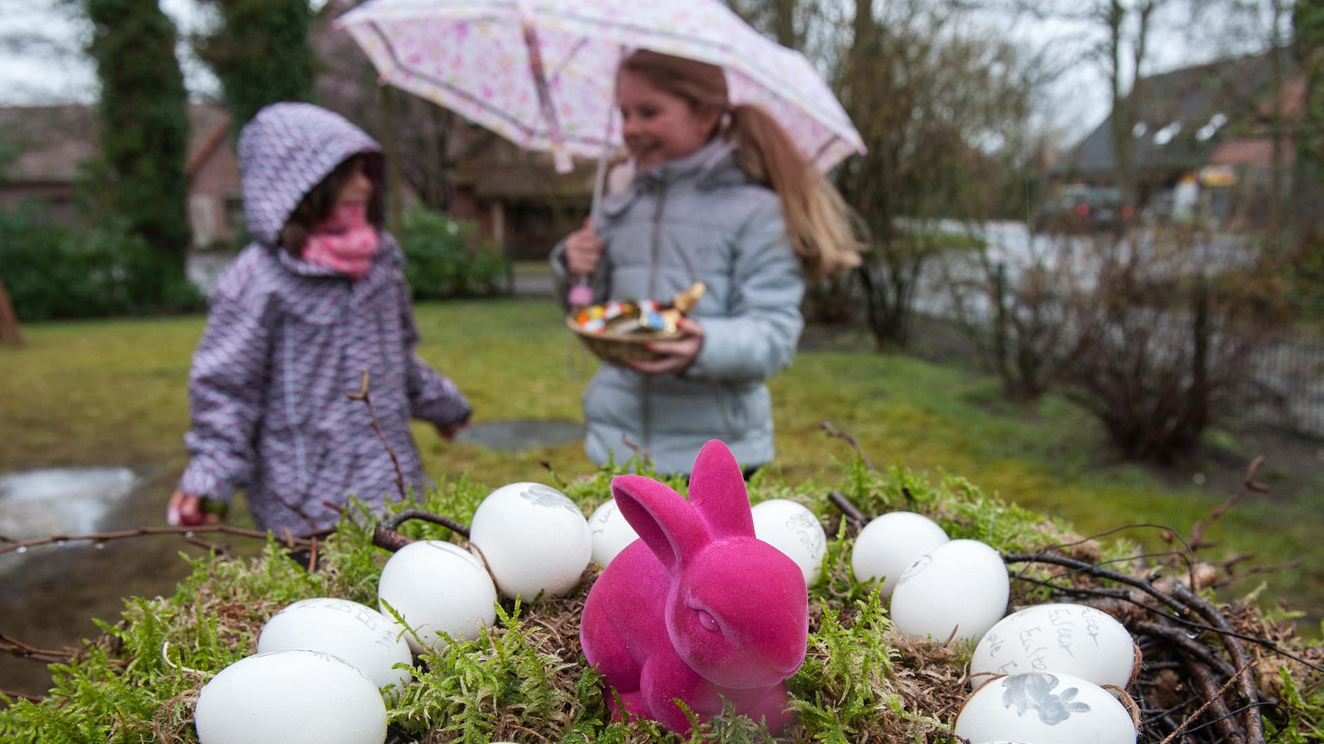 Ostereier im Regen. In vielen Teilen Deutschlands kann es an Ostern regnen. Ostereier im Regen. In vielen Teilen Deutschlands kann es an Ostern regnen.