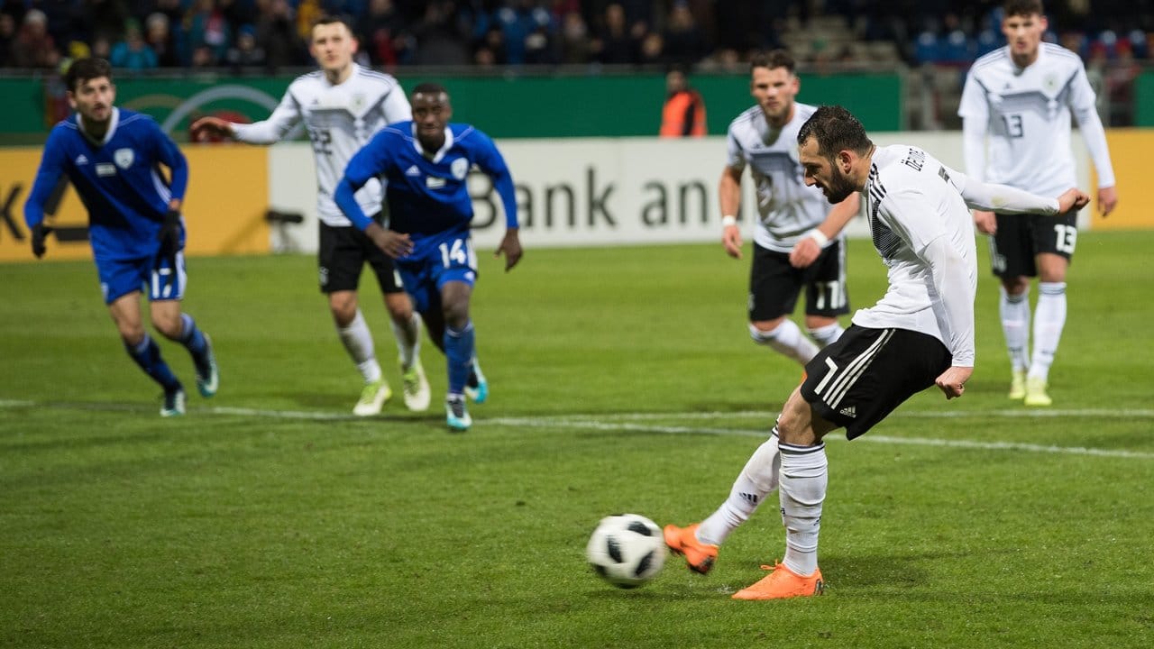Levin Öztunali schießt erzielt per Strafstoß das Tor zum 3:0 für Deutschland.