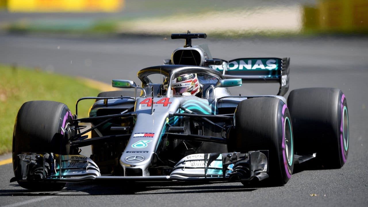 Lewis Hamilton fährt im Mercedes beim Training vorneweg.