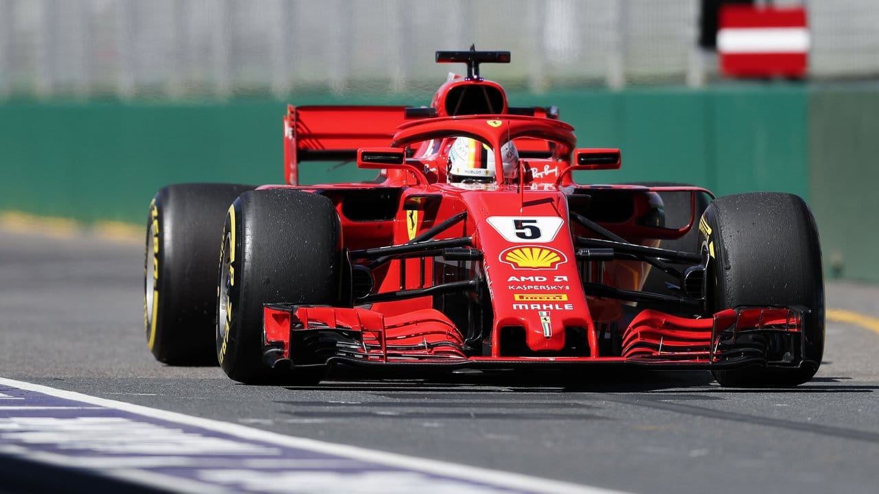 Sebastian Vettel fährt in seinem Ferrari kehrt als Erster auf die Strecke in Melbourne.
